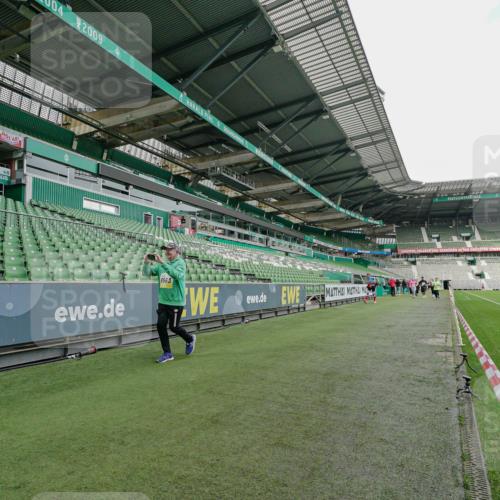 05.10.2025 - 20. swb-Marathon Bremen Michael Burmester http://msf.ph/oto/9226697 05.10.2025 10:48:21 Laufen im Stadion 9323, 9348, 9408, 9477, 9563, 9679, 9698, 9705, 9805, 10012, 10076, 10198, 10361, 10362, 10613, 10795, 10874, 10913, 11109, 11480, 11631, 11690, 11743, 9348, 10677 meine-sportfotos.de