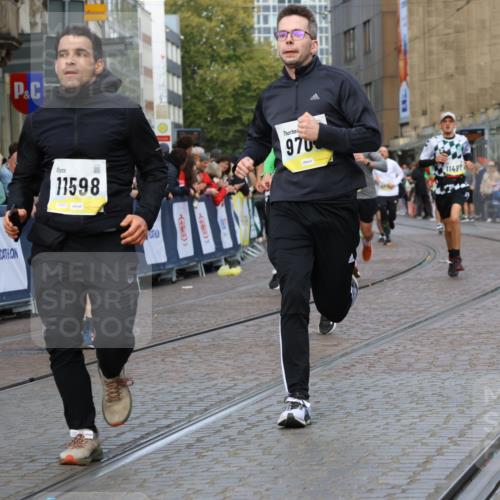 05.10.2025 - 20. swb-Marathon Bremen Strokosch-Dieckow http://msf.ph/oto/9226698 05.10.2025 10:49:25 Ziel 9206, 9233, 9435, 9555, 9708, 10118, 10381, 10519, 10673, 11319, 11487, 11598, 11672 meine-sportfotos.de