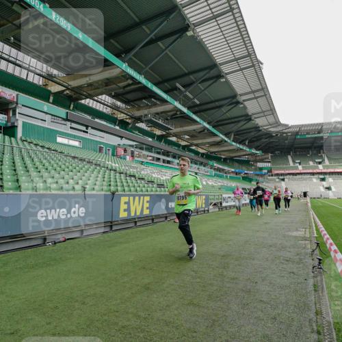 05.10.2025 - 20. swb-Marathon Bremen Michael Burmester http://msf.ph/oto/9226700 05.10.2025 10:48:32 Laufen im Stadion 9408, 9563, 9679, 9698, 9705, 10012, 10076, 10361, 10362, 10613, 10795, 10874, 10913, 11109, 11480, 11631, 11690, 11743, 9323, 9348, 9477, 9805, 10198 meine-sportfotos.de