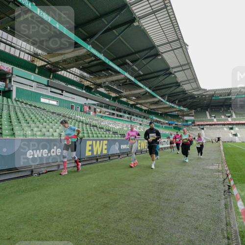 05.10.2025 - 20. swb-Marathon Bremen Michael Burmester http://msf.ph/oto/9226702 05.10.2025 10:48:35 Laufen im Stadion 9408, 9563, 9679, 9698, 9705, 10012, 10076, 10361, 10362, 10613, 10795, 10874, 10913, 11109, 11480, 11631, 11690, 11743, 9323, 9348, 9477, 9563, 9805, 10198 meine-sportfotos.de