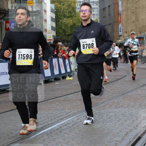 05.10.2025 - 20. swb-Marathon Bremen Strokosch-Dieckow http://msf.ph/oto/9226706 05.10.2025 10:49:25 Ziel 9206, 9233, 9435, 9555, 9708, 10118, 10381, 10519, 10673, 11319, 11487, 11598, 11672 meine-sportfotos.de