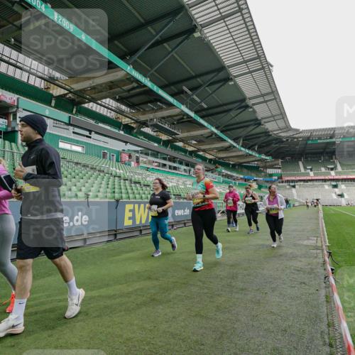 05.10.2025 - 20. swb-Marathon Bremen Michael Burmester http://msf.ph/oto/9226710 05.10.2025 10:48:38 Laufen im Stadion 9408, 9698, 9705, 9753, 10076, 10361, 10362, 10613, 10795, 10874, 10913, 11109, 11216, 11480, 11631, 11690, 11743, 9323, 9348, 9477, 9563, 9679, 9805, 10012, 10198 meine-sportfotos.de