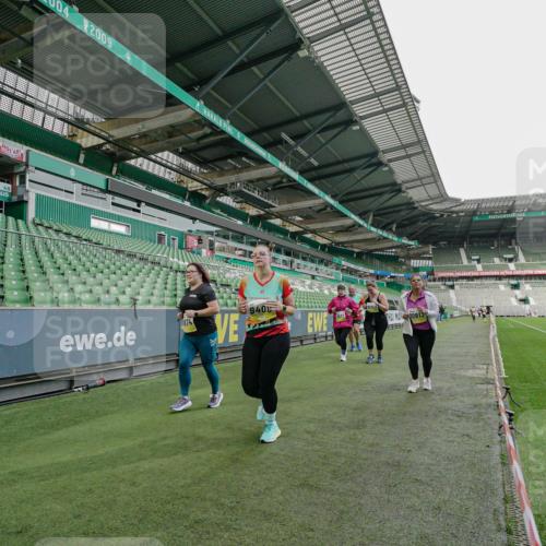 05.10.2025 - 20. swb-Marathon Bremen Michael Burmester http://msf.ph/oto/9226713 05.10.2025 10:48:38 Laufen im Stadion 9408, 9698, 9705, 9753, 10076, 10361, 10362, 10613, 10795, 10874, 10913, 11109, 11216, 11480, 11631, 11690, 11743, 9323, 9348, 9477, 9563, 9679, 9805, 10012, 10198 meine-sportfotos.de