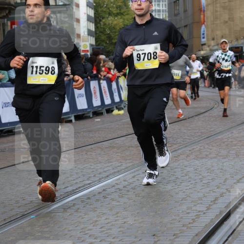 05.10.2025 - 20. swb-Marathon Bremen Strokosch-Dieckow http://msf.ph/oto/9226714 05.10.2025 10:49:25 Ziel 9206, 9233, 9435, 9555, 9708, 10118, 10381, 10519, 10673, 11319, 11487, 11598, 11672 meine-sportfotos.de