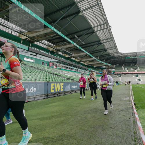 05.10.2025 - 20. swb-Marathon Bremen Michael Burmester http://msf.ph/oto/9226718 05.10.2025 10:48:39 Laufen im Stadion 9408, 9698, 9705, 9753, 10076, 10361, 10362, 10613, 10795, 10874, 10913, 11109, 11216, 11480, 11631, 11690, 11743, 9323, 9348, 9477, 9563, 9679, 9705, 9805, 10012, 10198 meine-sportfotos.de