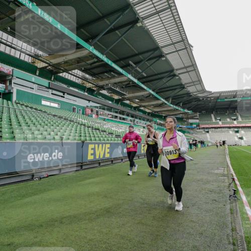 05.10.2025 - 20. swb-Marathon Bremen Michael Burmester http://msf.ph/oto/9226720 05.10.2025 10:48:40 Laufen im Stadion 9408, 9698, 9753, 10076, 10361, 10362, 10613, 10795, 10874, 10913, 11109, 11216, 11480, 11631, 11690, 11743, 9323, 9348, 9477, 9563, 9679, 9705, 9805, 10012, 10198 meine-sportfotos.de