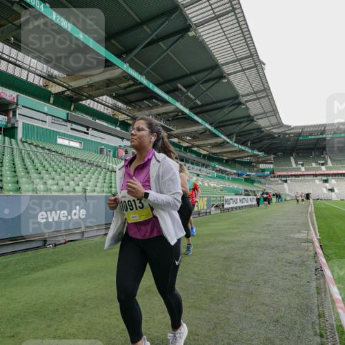 05.10.2025 - 20. swb-Marathon Bremen Michael Burmester http://msf.ph/oto/9226725 05.10.2025 10:48:41 Laufen im Stadion 9408, 9698, 9753, 10076, 10361, 10362, 10613, 10795, 10874, 10913, 11109, 11216, 11480, 11631, 11690, 11743, 9323, 9348, 9477, 9563, 9679, 9705, 9805, 10012, 10198 meine-sportfotos.de