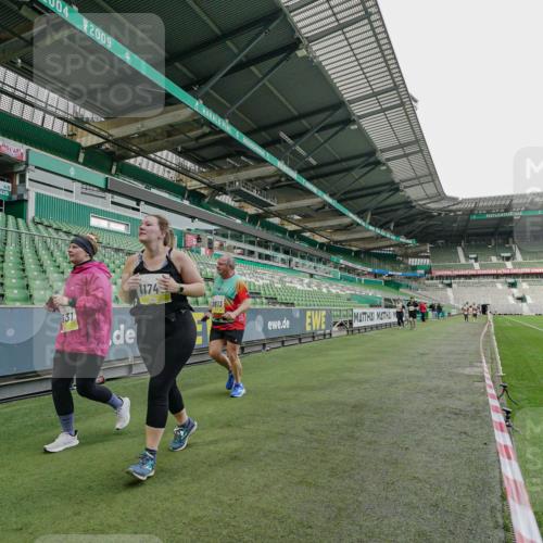 05.10.2025 - 20. swb-Marathon Bremen Michael Burmester http://msf.ph/oto/9226729 05.10.2025 10:48:42 Laufen im Stadion 9408, 9698, 9753, 10076, 10361, 10362, 10613, 10795, 10874, 10913, 11109, 11216, 11480, 11631, 11690, 11743, 9323, 9477, 9563, 9679, 9698, 9705, 9805, 10012, 10198 meine-sportfotos.de
