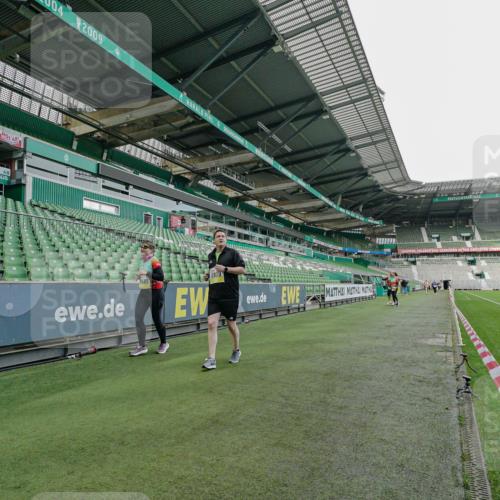 05.10.2025 - 20. swb-Marathon Bremen Michael Burmester http://msf.ph/oto/9226732 05.10.2025 10:48:51 Laufen im Stadion 9247, 9408, 9753, 10076, 10361, 10362, 10613, 10795, 10874, 10913, 11109, 11216, 11480, 11625, 11631, 11690, 11743, 9563, 9679, 9698, 9705, 10012 meine-sportfotos.de