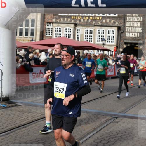 05.10.2025 - 20. swb-Marathon Bremen Yannick Fuchs http://msf.ph/oto/9226736 05.10.2025 10:57:47 Ziel 9309, 9372, 9585, 9747, 9943, 10225, 10250, 10329, 10555, 10694, 10739, 10754, 11352, 11360, 11520, 11521, 11583 meine-sportfotos.de