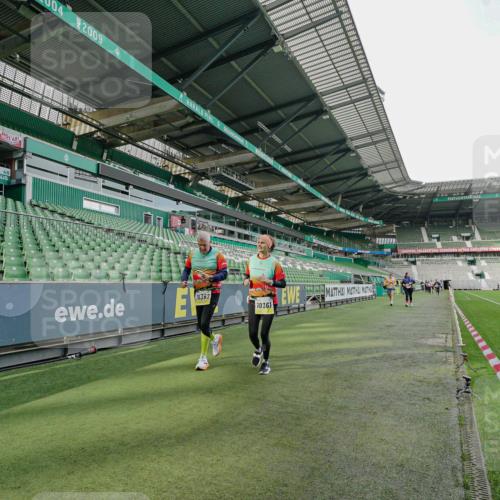 05.10.2025 - 20. swb-Marathon Bremen Michael Burmester http://msf.ph/oto/9226738 05.10.2025 10:49:05 Laufen im Stadion 9247, 9405, 9513, 9688, 9753, 10361, 10362, 10488, 10720, 11109, 11216, 11480, 11625, 11643, 9408, 10076, 10613, 10795, 10874, 10913, 11631, 11690, 11743 meine-sportfotos.de