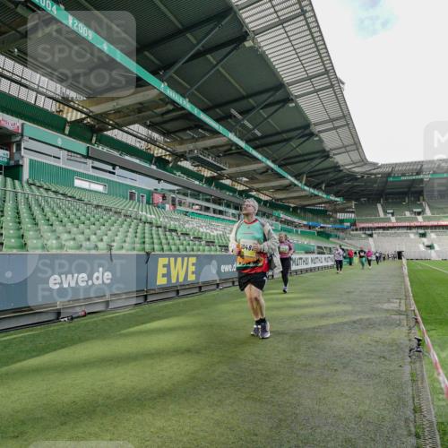 05.10.2025 - 20. swb-Marathon Bremen Michael Burmester http://msf.ph/oto/9226750 05.10.2025 10:49:27 Laufen im Stadion 9247, 9405, 9445, 9513, 9688, 9753, 9857, 10072, 10133, 10184, 10488, 10700, 10720, 11190, 11216, 11625, 11643, 10361, 10362, 11109, 11480 meine-sportfotos.de