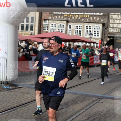 05.10.2025 - 20. swb-Marathon Bremen Yannick Fuchs http://msf.ph/oto/9226751 05.10.2025 10:57:47 Ziel 9309, 9372, 9585, 9747, 9943, 10225, 10250, 10329, 10555, 10694, 10739, 10754, 11352, 11360, 11520, 11521, 11583 meine-sportfotos.de