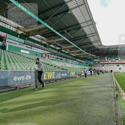 05.10.2025 - 20. swb-Marathon Bremen Michael Burmester http://msf.ph/oto/9226759 05.10.2025 10:49:32 Laufen im Stadion 9247, 9405, 9445, 9513, 9688, 9753, 9857, 10072, 10133, 10184, 10488, 10700, 10720, 10731, 11190, 11216, 11625, 11643, 10361, 10362, 11109, 11480 meine-sportfotos.de