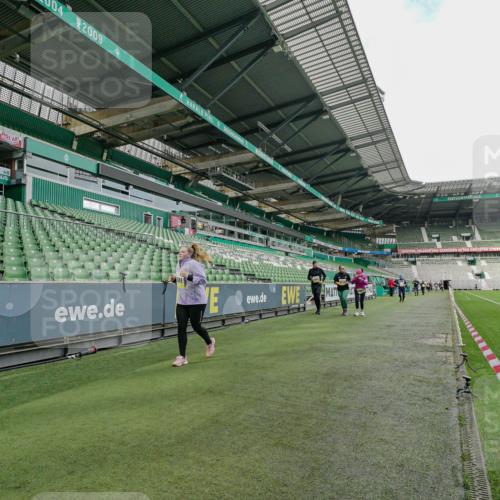 05.10.2025 - 20. swb-Marathon Bremen Michael Burmester http://msf.ph/oto/9226763 05.10.2025 10:49:36 Laufen im Stadion 9247, 9405, 9445, 9513, 9688, 9753, 9857, 10072, 10133, 10184, 10373, 10488, 10700, 10720, 10724, 10731, 11190, 11216, 11625, 11643, 10361, 10362 meine-sportfotos.de