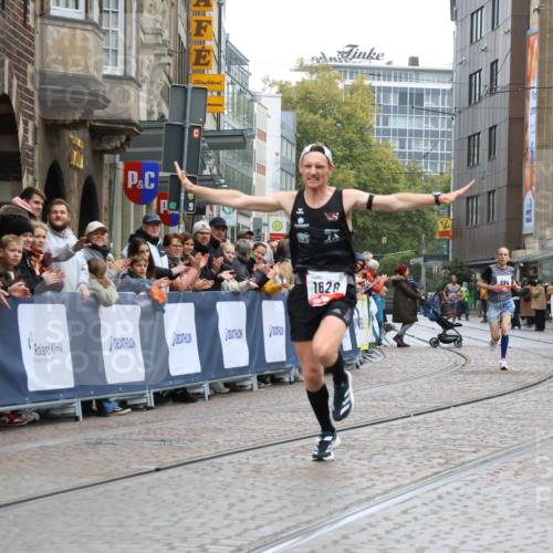 05.10.2025 - 20. swb-Marathon Bremen Strokosch-Dieckow http://msf.ph/oto/9226766 05.10.2025 12:21:49 Ziel 594, 1628 meine-sportfotos.de