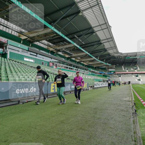 05.10.2025 - 20. swb-Marathon Bremen Michael Burmester http://msf.ph/oto/9226767 05.10.2025 10:49:41 Laufen im Stadion 9247, 9405, 9445, 9513, 9688, 9733, 9808, 9857, 10072, 10133, 10184, 10373, 10488, 10700, 10720, 10724, 10731, 11190, 11625, 11643, 9753, 10361, 10362, 11216 meine-sportfotos.de