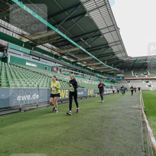 05.10.2025 - 20. swb-Marathon Bremen Michael Burmester http://msf.ph/oto/9226779 05.10.2025 10:50:04 Laufen im Stadion 9445, 9733, 9808, 9857, 10035, 10072, 10096, 10133, 10184, 10373, 10700, 10724, 10731, 11190, 9247, 9405, 9513, 9688, 10488, 10720, 11625, 11643 meine-sportfotos.de