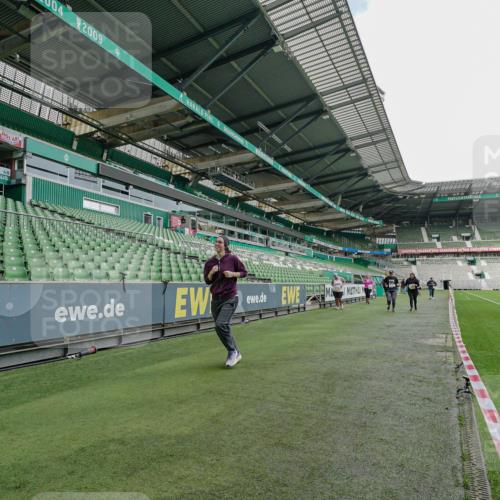 05.10.2025 - 20. swb-Marathon Bremen Michael Burmester http://msf.ph/oto/9226785 05.10.2025 10:50:07 Laufen im Stadion 9445, 9733, 9808, 9857, 10035, 10072, 10096, 10133, 10184, 10373, 10700, 10724, 10731, 11190, 9247, 9405, 9513, 9688, 10488, 10720, 11643 meine-sportfotos.de