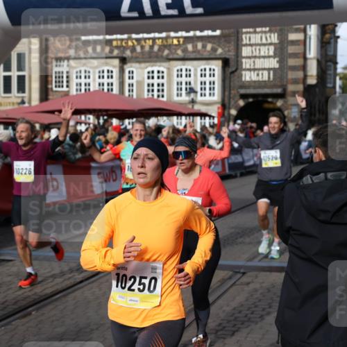 05.10.2025 - 20. swb-Marathon Bremen Yannick Fuchs http://msf.ph/oto/9226795 05.10.2025 10:57:50 Ziel 9309, 9372, 9585, 9943, 9979, 10225, 10250, 10329, 10341, 10555, 10694, 10754, 11352, 11520, 11521, 11583, 11731 meine-sportfotos.de