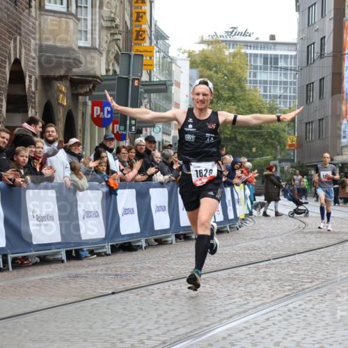 05.10.2025 - 20. swb-Marathon Bremen Strokosch-Dieckow http://msf.ph/oto/9226799 05.10.2025 12:21:49 Ziel 594, 1628 meine-sportfotos.de