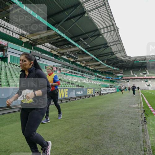 05.10.2025 - 20. swb-Marathon Bremen Michael Burmester http://msf.ph/oto/9226803 05.10.2025 10:50:16 Laufen im Stadion 9445, 9733, 9808, 9857, 10035, 10072, 10096, 10133, 10184, 10373, 10724, 10731, 11190, 9405, 10700, 10720, 11643 meine-sportfotos.de