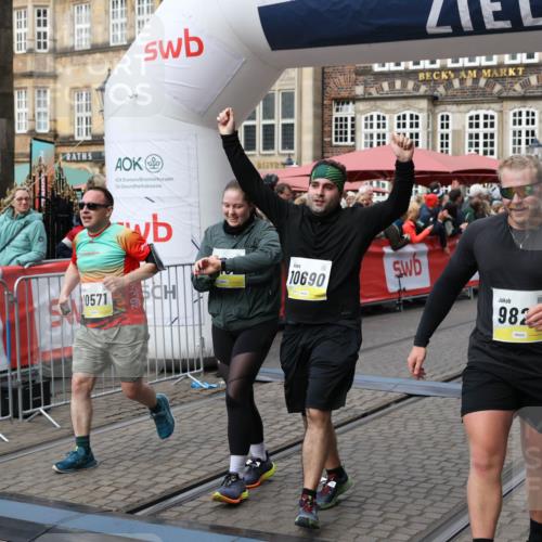 05.10.2025 - 20. swb-Marathon Bremen Yannick Fuchs http://msf.ph/oto/9226812 05.10.2025 11:00:56 Ziel 9327, 9389, 9827, 9858, 10182, 10571, 10690, 10872, 10901, 11155 meine-sportfotos.de