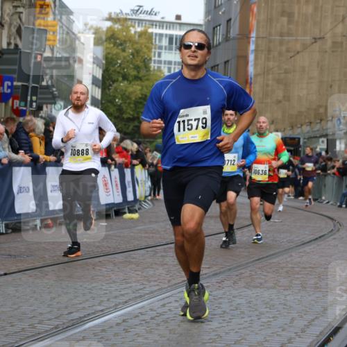 05.10.2025 - 20. swb-Marathon Bremen Strokosch-Dieckow http://msf.ph/oto/9226818 05.10.2025 10:49:33 Ziel 9626, 9627, 10170, 10636, 10712, 10873, 10888, 11579 meine-sportfotos.de