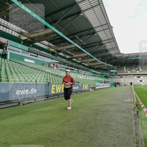 05.10.2025 - 20. swb-Marathon Bremen Michael Burmester http://msf.ph/oto/9226827 05.10.2025 10:51:08 Laufen im Stadion 9338, 9840, 9941, 10096 meine-sportfotos.de