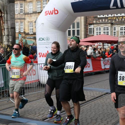 05.10.2025 - 20. swb-Marathon Bremen Yannick Fuchs http://msf.ph/oto/9226828 05.10.2025 11:00:56 Ziel 9327, 9389, 9827, 9858, 10182, 10571, 10690, 10872, 10901, 11155 meine-sportfotos.de