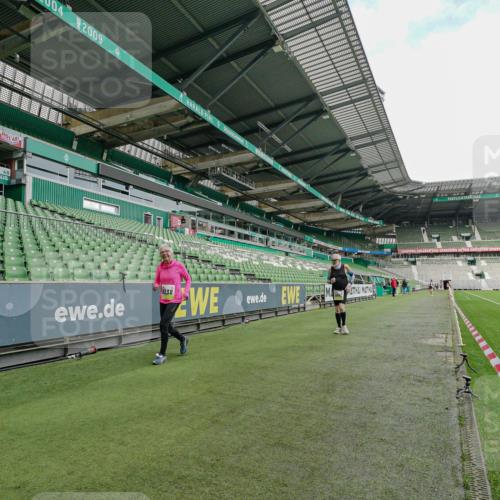 05.10.2025 - 20. swb-Marathon Bremen Michael Burmester http://msf.ph/oto/9226831 05.10.2025 10:51:35 Laufen im Stadion 9338, 9763, 9840, 9941, 11313, 11314, 11698, 9941 meine-sportfotos.de