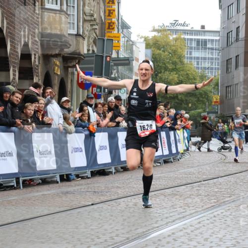 05.10.2025 - 20. swb-Marathon Bremen Strokosch-Dieckow http://msf.ph/oto/9226833 05.10.2025 12:21:49 Ziel 594, 1628 meine-sportfotos.de