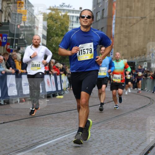 05.10.2025 - 20. swb-Marathon Bremen Strokosch-Dieckow http://msf.ph/oto/9226836 05.10.2025 10:49:34 Ziel 9626, 9627, 10170, 10636, 10712, 10873, 10888, 11579 meine-sportfotos.de