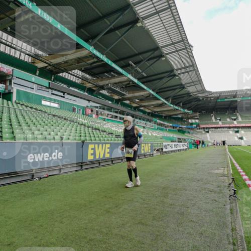 05.10.2025 - 20. swb-Marathon Bremen Michael Burmester http://msf.ph/oto/9226838 05.10.2025 10:51:37 Laufen im Stadion 9338, 9763, 9840, 11313, 11314, 11697, 11698, 9941 meine-sportfotos.de