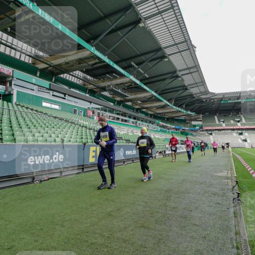 05.10.2025 - 20. swb-Marathon Bremen Michael Burmester http://msf.ph/oto/9226846 05.10.2025 10:52:20 Laufen im Stadion 10144, 10300, 10774, 11313, 11314, 11572, 11697, 11698, 9763 meine-sportfotos.de