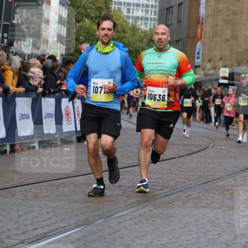 05.10.2025 - 20. swb-Marathon Bremen Strokosch-Dieckow http://msf.ph/oto/9226855 05.10.2025 10:49:35 Ziel 9626, 9627, 10170, 10636, 10712, 10726, 10873, 10888, 11579, 11692 meine-sportfotos.de