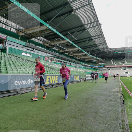 05.10.2025 - 20. swb-Marathon Bremen Michael Burmester http://msf.ph/oto/9226862 05.10.2025 10:52:25 Laufen im Stadion 10144, 10300, 10774, 10935, 11572, 11697, 11698, 9763, 11313, 11314 meine-sportfotos.de