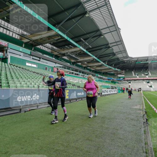 05.10.2025 - 20. swb-Marathon Bremen Michael Burmester http://msf.ph/oto/9226865 05.10.2025 10:52:32 Laufen im Stadion 9559, 10027, 10144, 10300, 10774, 10935, 11572, 11697, 11698, 9763, 11313, 11314 meine-sportfotos.de