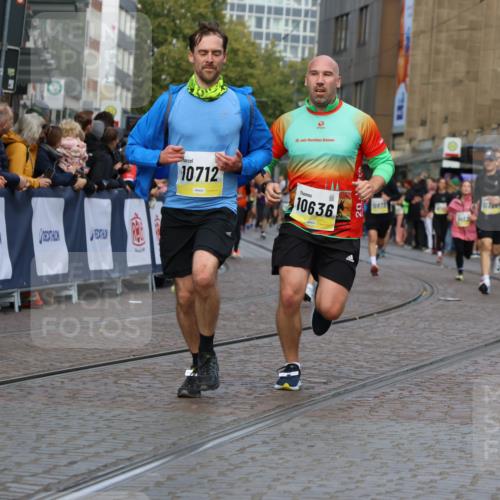 05.10.2025 - 20. swb-Marathon Bremen Strokosch-Dieckow http://msf.ph/oto/9226869 05.10.2025 10:49:36 Ziel 9626, 9627, 10170, 10636, 10712, 10726, 10873, 10888, 11579, 11692 meine-sportfotos.de