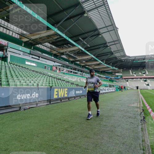 05.10.2025 - 20. swb-Marathon Bremen Michael Burmester http://msf.ph/oto/9226877 05.10.2025 10:54:06 Laufen im Stadion 10153 meine-sportfotos.de