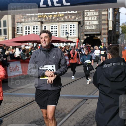 05.10.2025 - 20. swb-Marathon Bremen Yannick Fuchs http://msf.ph/oto/9226879 05.10.2025 10:57:52 Ziel 9309, 9372, 9585, 9943, 9979, 10225, 10250, 10329, 10341, 10555, 11457, 11520, 11521, 11731, 11744 meine-sportfotos.de