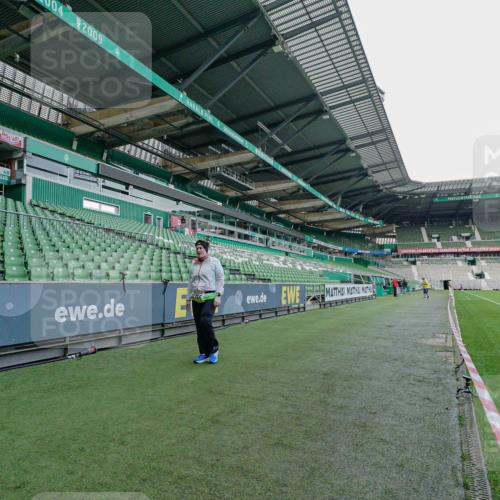 05.10.2025 - 20. swb-Marathon Bremen Michael Burmester http://msf.ph/oto/9226882 05.10.2025 10:55:46 Laufen im Stadion 9629, 10761, 10765, 7174, 9257, 10401, 10482 meine-sportfotos.de