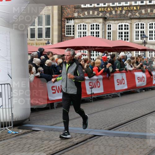 05.10.2025 - 20. swb-Marathon Bremen Yannick Fuchs http://msf.ph/oto/9226885 05.10.2025 11:00:58 Ziel 9327, 9389, 9827, 10182, 10571, 10690, 10901, 11155 meine-sportfotos.de