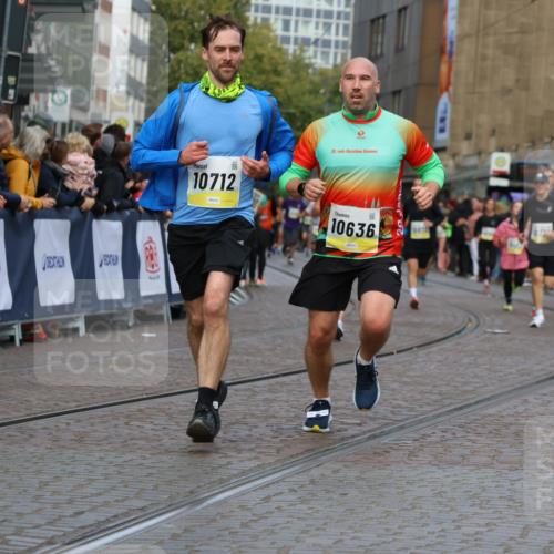 05.10.2025 - 20. swb-Marathon Bremen Strokosch-Dieckow http://msf.ph/oto/9226886 05.10.2025 10:49:36 Ziel 9626, 9627, 10170, 10636, 10712, 10726, 10873, 10888, 11579, 11692 meine-sportfotos.de