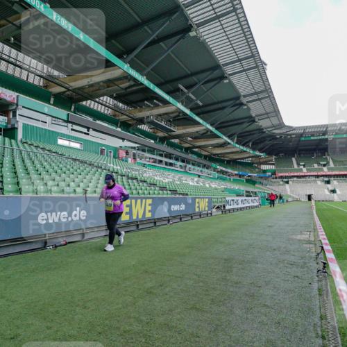 05.10.2025 - 20. swb-Marathon Bremen Michael Burmester http://msf.ph/oto/9226893 05.10.2025 10:56:40 Laufen im Stadion 11419 meine-sportfotos.de