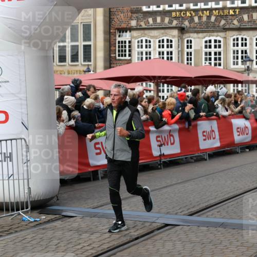 05.10.2025 - 20. swb-Marathon Bremen Yannick Fuchs http://msf.ph/oto/9226895 05.10.2025 11:00:59 Ziel 9327, 9389, 9827, 10182, 10571, 10690, 11155 meine-sportfotos.de