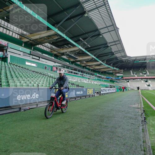05.10.2025 - 20. swb-Marathon Bremen Michael Burmester http://msf.ph/oto/9226897 05.10.2025 10:58:12 Laufen im Stadion  meine-sportfotos.de