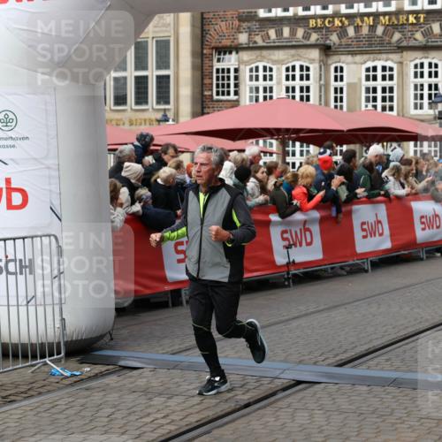 05.10.2025 - 20. swb-Marathon Bremen Yannick Fuchs http://msf.ph/oto/9226899 05.10.2025 11:00:59 Ziel 9327, 9389, 9827, 10182, 10571, 10690, 11155 meine-sportfotos.de