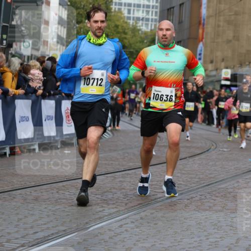 05.10.2025 - 20. swb-Marathon Bremen Strokosch-Dieckow http://msf.ph/oto/9226901 05.10.2025 10:49:36 Ziel 9626, 9627, 10170, 10636, 10712, 10726, 10873, 10888, 11579, 11692 meine-sportfotos.de
