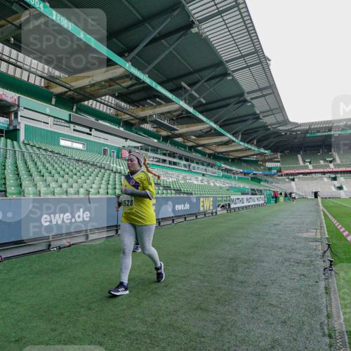 05.10.2025 - 20. swb-Marathon Bremen Michael Burmester http://msf.ph/oto/9226910 05.10.2025 10:59:28 Laufen im Stadion 9376, 10528, 11302 meine-sportfotos.de